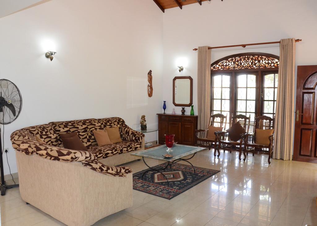 Gondolas Holiday Lanka Ragama المظهر الخارجي الصورة
